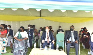 Ruhango : Amb  Dr  Ron  Adam  yavuze  ko  gushyigikira  umugore  ari iby'agaciro