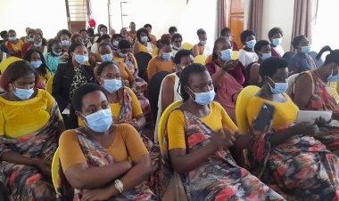 Muhanga: Abagore  barakangurirwa  kubyaza  umusaruro ubucukuzi  bw'amabuye  y'agaciro buhari